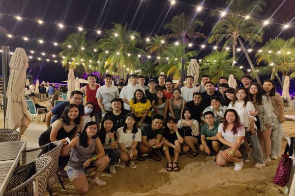 Shopee Engineering team outdoors for a team-bonding session by the beach! Shopee Data engineer Big Data Engineer